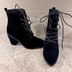 💙🌐 NWT Velvet Navy Booties PRISTINE